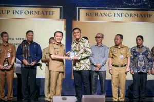 Pemkab Tapteng Raih Penghargaan Informatif dalam KI Award 2024