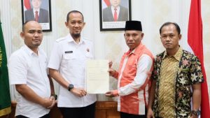 Kepala Kantah Kota Sibolga yang Baru Serahkan Sertipikat Elektronik Tanah Wakaf Mesjid Ar-Rahmat