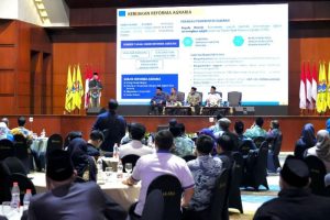 Jakarta, Tapanuliraya.com - Menteri Agraria dan Tata Ruang/Kepala Badan Pertanahan Nasional (ATR/BPN), Nusron Wahid, mengajak Pengurus Besar Ikatan Alumni Pergerakan Mahasiswa Islam Indonesia (PB IKA-PMII) untuk berperan aktif dalam mewujudkan keadilan, pemerataan, dan kesinambungan ekonomi melalui program Reforma Agraria. Hal ini ia sampaikan saat menjadi pembicara dalam acara Pengukuhan dan Orientasi Nasional PB IKA-PMII di Jakarta, Minggu (13/07/2025). “Prinsip kesinambungan ekonomi berarti apa yang sudah ada jangan dimatikan. Prinsip keadilan dan pemerataan, jika ada sesuatu yang baru, jangan diberikan kepada mereka yang sudah mendapatkan sebelumnya. Nah, di sinilah sebenarnya terbuka peluang bagi Sahabat-sahabat sekalian, keluarga besar PMII, NU, Muhammadiyah, dan kelompok masyarakat lainnya, untuk mengisi ruang tersebut,” ujar Menteri Nusron. Ia mengungkapkan, dari total 55,9 juta hektare tanah yang telah terpetakan dan bersertipikat, saat ini terdapat 1,4 juta hektare tanah telantar yang tercatat sebagai Tanah Objek Reforma Agraria (TORA). Tanah tersebut dapat dimanfaatkan oleh siapapun yang memiliki kepentingan untuk masyarakat, termasuk alumni PMII, baik untuk kepentingan pendidikan maupun pemberdayaan ekonomi umat. “Prinsipnya kami terbuka, sekarang ini ada potensi luar biasa berupa tanah. Daripada tidak dimanfaatkan, ayo kita manfaatkan,” tutur Menteri Nusron. Untuk memanfaatkan program TORA, Menteri Nusron menjelaskan pentingnya kolaborasi dengan kepala daerah dalam proses pengajuannya. Pemerintah pusat menetapkan objek tanah, sementara kepala daerah selaku Ketua Gugus Tugas Reforma Agraria (GTRA) di tingkat daerahlah yang menentukan subjek atau penerima manfaat. “Maka itu penting bersinergi dengan bupati/wali kota. Mereka yang tahu siapa yang layak menerima manfaat tanah reforma ini,” imbuhnya. Atas segala bentuk pemanfaatan tanah yang akan dilakukan, Menteri Nusron mengingatkan untuk tetap mengacu pada tata ruang yang berlaku. “Kalau untuk bangun pesantren, maka yang dicari adalah harus lahan yang tata ruangnya permukiman atau industri. Tapi, kalau tata ruangnya perkebunan, pertahanan, pertanian, maka tidak boleh dibangun untuk pondok pesantren. Bolehnya koperasi pondok pesantren,” jelas Menteri Nusron. (tr/rl)