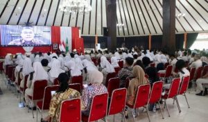 Jakarta, Tapanuliraya.com - Wakil Menteri Agraria dan Tata Ruang/Wakil Kepala Badan Pertanahan Nasional (Wamen ATR/Waka BPN), Ossy Dermawan, membuka Kuliah Umum Pengendalian dan Penertiban Tanah dan Ruang (PPTR) “Mengawal Asta Cita Menuju Tertib Tanah dan Ruang”, di Sekolah Tinggi Pertanahan Nasional (STPN), Yogyakarta, Jumat (11/07/2025). Dalam sambutannya, ia menekankan urgensi forum ini dalam menjawab tantangan pengelolaan tanah dan ruang di tengah dinamika pembangunan. “Kita berkumpul dalam forum yang sangat penting. Ini adalah kesempatan berharga untuk berbagi pengetahuan, memperdalam pemahaman, dan memperkuat komitmen kita dalam mewujudkan pengelolaan agraria dan tata ruang yang adil dan berkelanjutan,” ungkap Wamen Ossy secara daring. Menurut Wamen Ossy, tanah dan ruang memiliki peran strategis dalam mendukung pembangunan nasional. Sejalan dengan itu, ada berbagai tantangan dalam pengelolaannya yang menuntut kebijakan tegas dan berorientasi pada kepatuhan terhadap Rencana Tata Ruang. “Pengendalian dan penertiban menjadi instrumen utama untuk memastikan tanah dan ruang dimanfaatkan secara optimal dan bertanggung jawab,” tegasnya. Menanggapi hal itu, Direktur Jenderal PPTR, Jonahar mengungkapkan bahwa Direktorat Jenderal PPTR saat ini tengah memfokuskan langkah strategis dalam pengendalian pemanfaatan ruang serta penertiban tanah telantar. “Kita sedang memperkuat sistem pengawasan berbasis spasial dan merevisi Peraturan Pemerintah (PP) Nomor 20 Tahun 2021 agar penetapan tanah telantar menjadi lebih cepat dan tepat sasaran,” jelasnya. Revisi PP No. 20 Tahun 2021 difokuskan pada penyederhanaan prosedur, penegasan kriteria tanah telantar, serta penguatan kewenangan penertiban. Langkah ini diharapkan mempercepat proses penetapan dan mendorong pemanfaatan tanah secara produktif. Kuliah umum ini diikuti ribuan peserta yang terdiri dari perwakilan pemerintah daerah, dosen, serta akademisi dari STPN dan Universitas Gadjah Mada (UGM). Selain itu, kegiatan ini juga melibatkan taruna-taruni STPN, mahasiswa UGM, serta peserta umum. Sebagai Ketua STPN, Sri Yanti Achmad berharap kegiatan ini tidak hanya memperluas wawasan peserta, tetapi juga menanamkan semangat profesionalisme dan kepedulian terhadap isu-isu agraria. Dalam sesi panel pada kuliah umum ini, Sekretaris Direktorat Jenderal PPTR, Ariodilah Virgantara, memandu jalannya diskusi yang menghadirkan sejumlah narasumber dari akademisi dan direktur teknis di Kementerian ATR/BPN. (tr/rl)