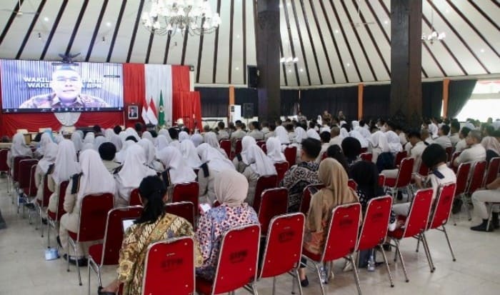 Jakarta, Tapanuliraya.com - Wakil Menteri Agraria dan Tata Ruang/Wakil Kepala Badan Pertanahan Nasional (Wamen ATR/Waka BPN), Ossy Dermawan, membuka Kuliah Umum Pengendalian dan Penertiban Tanah dan Ruang (PPTR) “Mengawal Asta Cita Menuju Tertib Tanah dan Ruang”, di Sekolah Tinggi Pertanahan Nasional (STPN), Yogyakarta, Jumat (11/07/2025). Dalam sambutannya, ia menekankan urgensi forum ini dalam menjawab tantangan pengelolaan tanah dan ruang di tengah dinamika pembangunan. “Kita berkumpul dalam forum yang sangat penting. Ini adalah kesempatan berharga untuk berbagi pengetahuan, memperdalam pemahaman, dan memperkuat komitmen kita dalam mewujudkan pengelolaan agraria dan tata ruang yang adil dan berkelanjutan,” ungkap Wamen Ossy secara daring. Menurut Wamen Ossy, tanah dan ruang memiliki peran strategis dalam mendukung pembangunan nasional. Sejalan dengan itu, ada berbagai tantangan dalam pengelolaannya yang menuntut kebijakan tegas dan berorientasi pada kepatuhan terhadap Rencana Tata Ruang. “Pengendalian dan penertiban menjadi instrumen utama untuk memastikan tanah dan ruang dimanfaatkan secara optimal dan bertanggung jawab,” tegasnya. Menanggapi hal itu, Direktur Jenderal PPTR, Jonahar mengungkapkan bahwa Direktorat Jenderal PPTR saat ini tengah memfokuskan langkah strategis dalam pengendalian pemanfaatan ruang serta penertiban tanah telantar. “Kita sedang memperkuat sistem pengawasan berbasis spasial dan merevisi Peraturan Pemerintah (PP) Nomor 20 Tahun 2021 agar penetapan tanah telantar menjadi lebih cepat dan tepat sasaran,” jelasnya. Revisi PP No. 20 Tahun 2021 difokuskan pada penyederhanaan prosedur, penegasan kriteria tanah telantar, serta penguatan kewenangan penertiban. Langkah ini diharapkan mempercepat proses penetapan dan mendorong pemanfaatan tanah secara produktif. Kuliah umum ini diikuti ribuan peserta yang terdiri dari perwakilan pemerintah daerah, dosen, serta akademisi dari STPN dan Universitas Gadjah Mada (UGM). Selain itu, kegiatan ini juga melibatkan taruna-taruni STPN, mahasiswa UGM, serta peserta umum. Sebagai Ketua STPN, Sri Yanti Achmad berharap kegiatan ini tidak hanya memperluas wawasan peserta, tetapi juga menanamkan semangat profesionalisme dan kepedulian terhadap isu-isu agraria. Dalam sesi panel pada kuliah umum ini, Sekretaris Direktorat Jenderal PPTR, Ariodilah Virgantara, memandu jalannya diskusi yang menghadirkan sejumlah narasumber dari akademisi dan direktur teknis di Kementerian ATR/BPN. (tr/rl)