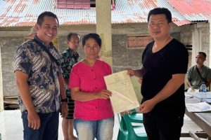 Kantah Nias Selatan Serahkan Sertipikat PTSL di HANTARU 2025
