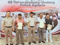 Kantah Nias Selatan Bagikan Sertipikat PTSL kepada Warga di Peringatan HANTARU