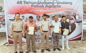Kantah Nias Selatan Bagikan Sertipikat PTSL kepada Warga di Peringatan HANTARU