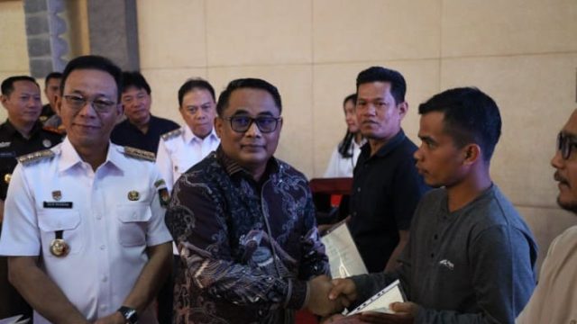 Kakanwil BPN Sumut Serahkan Sertipikat PTSL di Tapsel