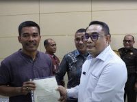 Kakanwil BPN Sumut Serahkan Sertipikat Tanah PTSL di Padanglawas Utara