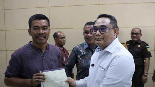 Kakanwil BPN Sumut Serahkan Sertipikat Tanah PTSL di Padanglawas Utara