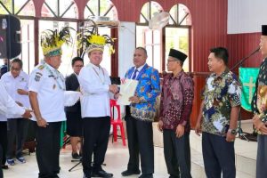Menteri Nusron Serahkan Sertipikat Rumah Ibadah di Papua