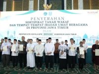 Menteri ATR/BPN Serahkan 2.532 Sertipikat Tanah Wakaf dan Rumah Ibadah di Surabaya