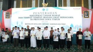 Menteri ATR/BPN Serahkan 2.532 Sertipikat Tanah Wakaf dan Rumah Ibadah di Surabaya