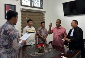 Nias Selatan, Tapanuliraya.com – Kantor Pertanahan Kabupaten Nias Selatan melaksanakan pengambilan sumpah pernyataan atas kehilangan sertipikat tanah atas nama Saroziduhu Zamili, sebagai bagian dari proses penerbitan sertipikat pengganti. Pengambilan sumpah tersebut menjadi tahapan penting untuk memastikan kebenaran data dan keterangan yang disampaikan pemohon. Dalam sumpahnya, pemohon menyatakan bahwa sertipikat dimaksud benar-benar hilang serta tidak sedang dialihkan, diagunkan, maupun menjadi objek sengketa. Kegiatan berlangsung tertib dan disaksikan oleh pejabat berwenang. Seluruh dokumen pendukung diperiksa untuk memastikan kesesuaiannya dengan ketentuan yang berlaku. Usai pengambilan sumpah, Kantor Pertanahan Nias Selatan akan melanjutkan proses verifikasi berkas sebagai dasar penerbitan sertipikat pengganti sesuai prosedur pelayanan pertanahan. "Tahapan ini sebagai bentuk Komitmen kita dalam menjaga akurasi data, memberikan kepastian hukum, serta menghadirkan layanan pertanahan yang profesional, transparan, dan akuntabel bagi masyarakat," kata Kepala Kantah Nias Selatan," Denny Ardian Lubis. (tp/rl)