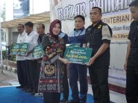 Kisah Haru Satpam ATRBPN Rawat Anak Disabilitas Dapat Santunan Ramadan