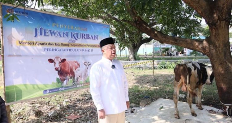 Momen Menteri Nusron Wahid Kurban di Ponpes Attaqwa dan Ziarah ke Makam Pahlawan KH Noer Alie