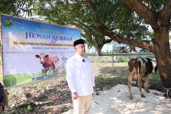 Momen Menteri Nusron Wahid Kurban di Ponpes Attaqwa dan Ziarah ke Makam Pahlawan KH Noer Alie