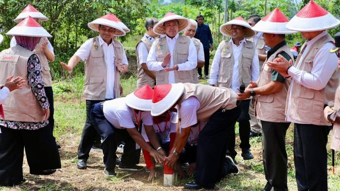 Pasang Patok Batas Tanah untuk Cegah Sengketa dengan Tetangga