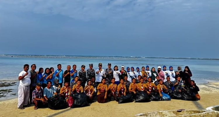 Aksi Nyata Jaga Pesisir, Kantah Nias Selatan Ikut Bersih Pantai di HUT TNI AL