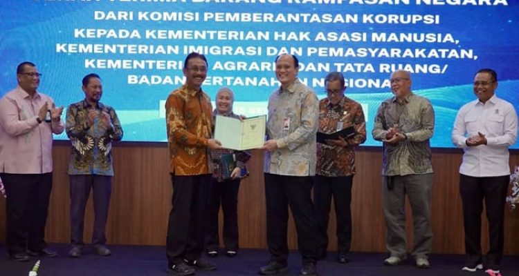 Sekjen ATRBPN Terima Barang Rampasan Negara dari KPK