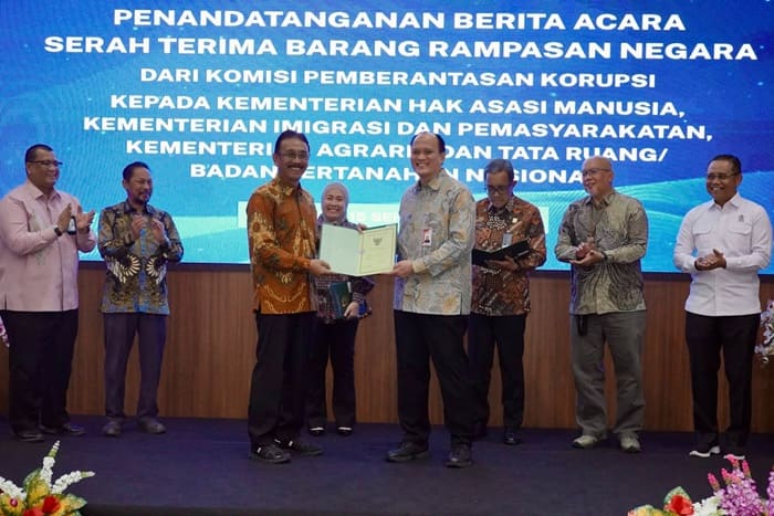 Sekjen ATRBPN Terima Barang Rampasan Negara dari KPK